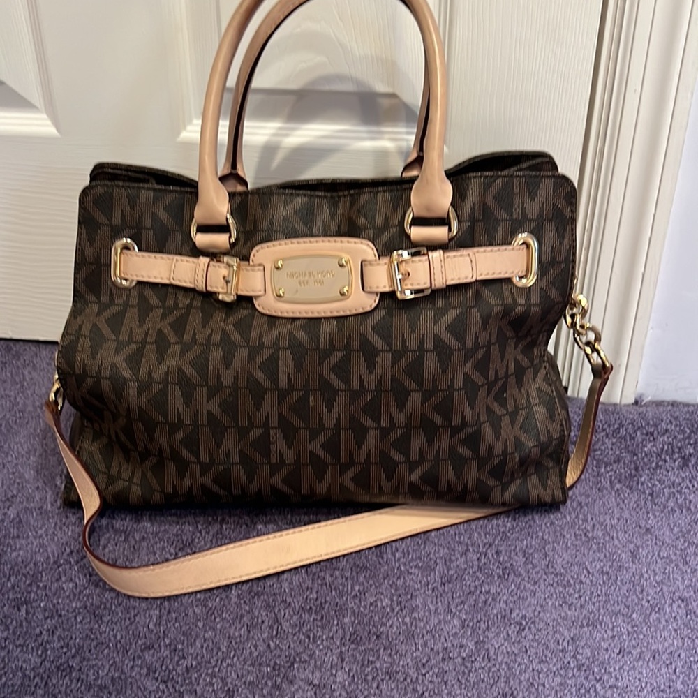 Gorgeous Michael Kors logo handbag